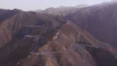 Plateau en haut de la montagne, routes, agriculture environs de Tadard Oufella