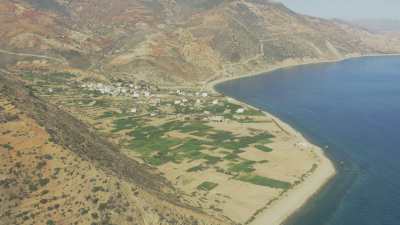 Montagnes, cultures, et mosquée sur la plage près du village de Almarsa Ighaniman