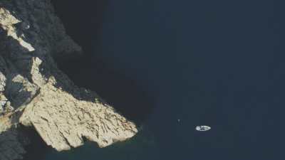 Formations rocheuses et bateau de pêcheur près du village d'El Jebeha