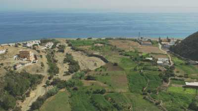 Petit village avec mosquée entre les montagnes, proche du littoral, Oued Laou