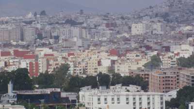 Plan large sur Tétouan depuis le fleuve Martil
