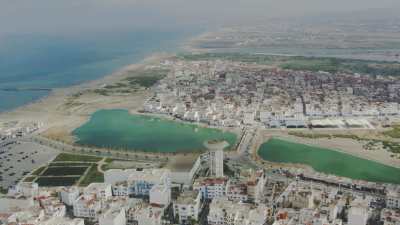 Gros plans sur la plage Martil et Miramar, les nombreux baigneurs, les parasols, les pédalos