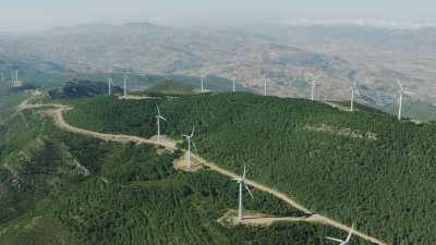 Éoliennes dans les montagnes près de Tétouan