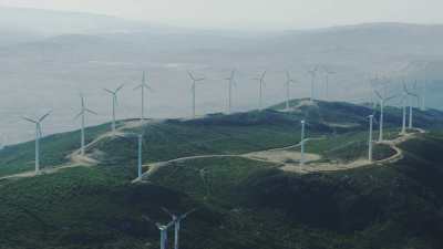 Éoliennes dans les montagnes près de Tétouan