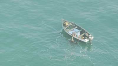 Petits bateaux de pêche à l'algue rouge