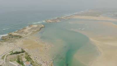 Plage, baigneurs et touristes à Oualidia