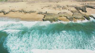 Mer agitée, côte rocheuse et plages près de Oualidia
