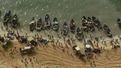 Petits bateaux de pêche à l'algue rouge près de la plage de Sidi El Abed