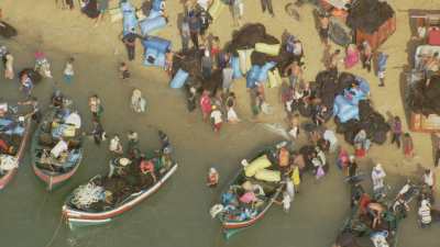 Petits bateaux de pêche à l'algue rouge près de la plage de Sidi El Abed