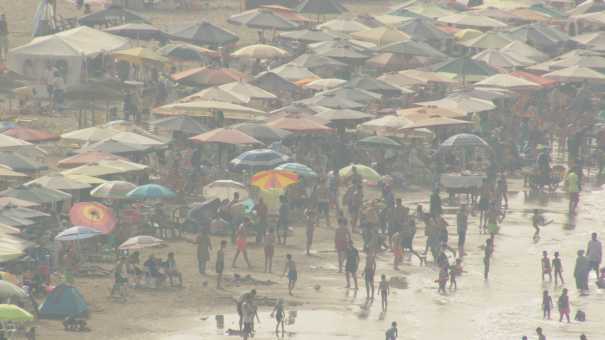 Foule sur la plage de Ras el Ma