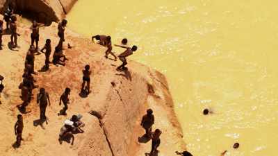 Enfants à la baignade dans des eaux polluées