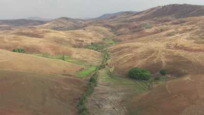 Les terres et collines arides, paysans