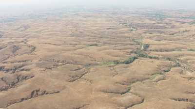 Collines arides orangées,rivière
