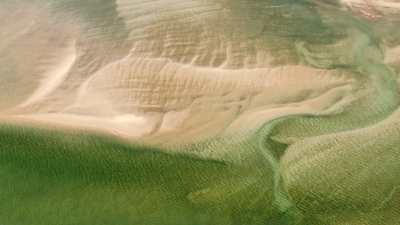 méandres de l'eau dans le sable