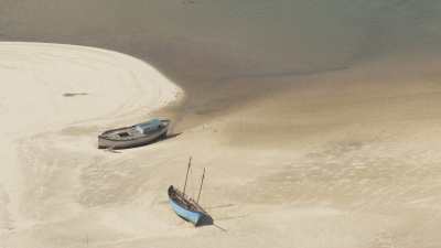 Des barques de pêcheurs parcourent les méandres des bancs de sable du littoral