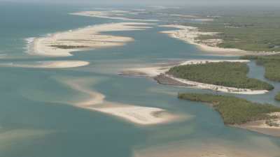Paysage de bord de mer, village sur un banc de sable
