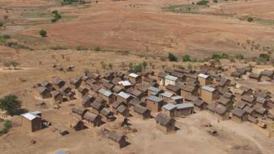 Paysage aride, village et traces de déforestation par brulis