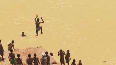 Jeux d'enfants dans les eaux jaunes des mines