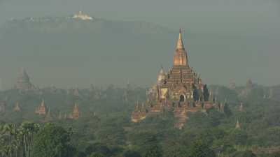 Montgolfières et brumes sur les temples de Bagan