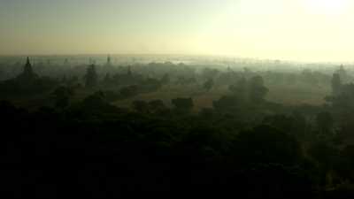 Les ombres des temples du site de Bagan