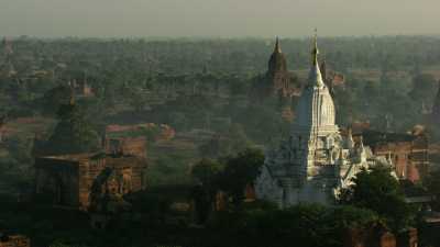 Temple blanc sur le site de Bagan
