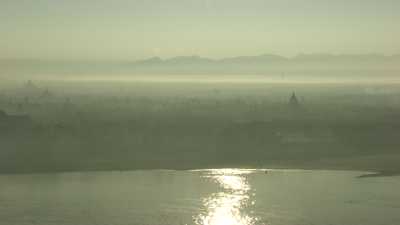 Les temples dans la brume