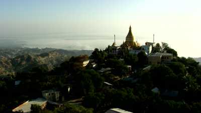 Gros plans sur la coupole dorée d'un temple de Bagan