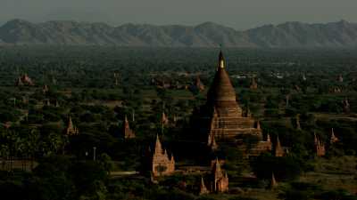 Les temples de Bagan et les montagnes