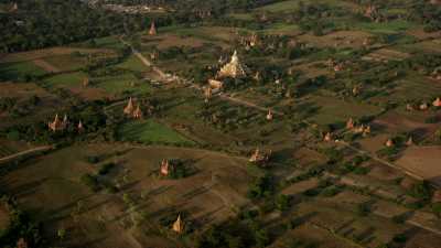 Les temples de Bagan et la chaîne montagneuse