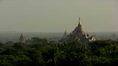 Les temples de Bagan scintillent au soleil
