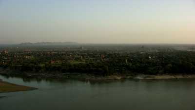 Les temples de Bagan et le lac au soleil couchant