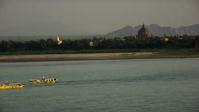 Bateaux de touristes et de pêche à Bagan