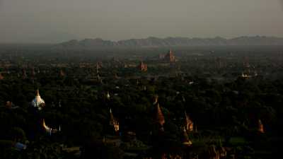 Les temples de Bagan scintillent au soleil