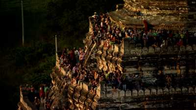 Touristes et moines sur les temples de Bagan