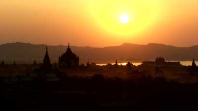 coucher de soleil sur le site de  Bagan