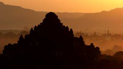 coucher de soleil sur le site de  Bagan
