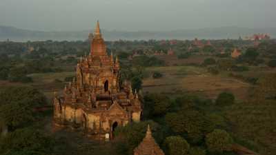 Procession de moines sur un temple de Bagan