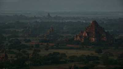 Les temples de Bagan et des montgolfières