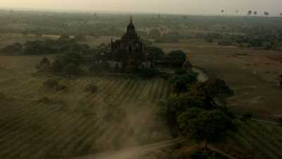 Temple de Bagan, montgolfières et moines
