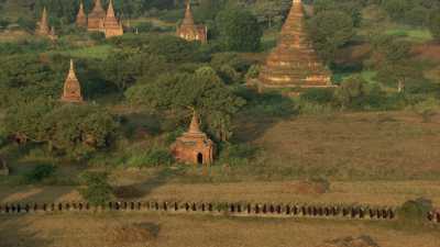 Procession de moines parmi les temples de Bagan