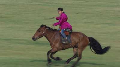 Jeunes cavalières dans la steppe