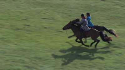 Jeunes cavaliers dans les steppes