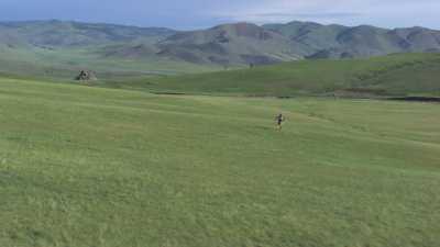 Jeune cavalière mongole costumée dans les steppes