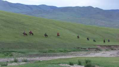 Groupes de jeunes cavaliers dans les steppes
