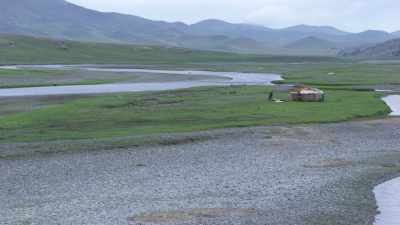 Construction d'une yourte mongole dans la steppe