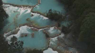 Plans serrés et larges des chutes cristallines d'Agua Azul dans la forêt
