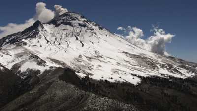 Le Popocatepetl enneigé sur fond de nuages et de ciel bleu