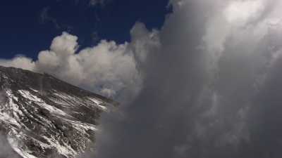 Le Popocatepetl enneigé sur fond de nuages et de ciel bleu