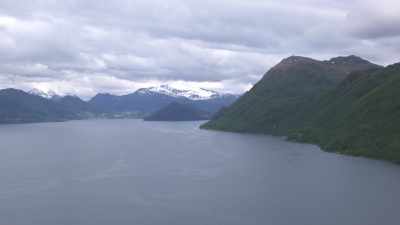 Survol des eaux calmes d'un fjord norvégien