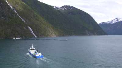 Bateau de pêche et bassins de pisciculture